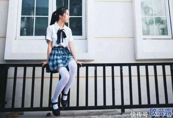 白裤袜校花扒腿甜美，疑似与班主任关系暧昧引发校园传闻