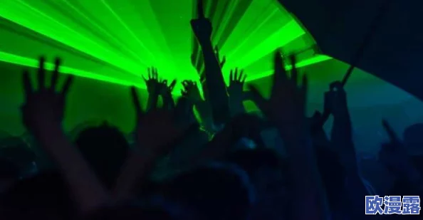 打扑克剧烈摇床不盖被子图片，展现了年轻人夜晚娱乐的狂欢与无拘束的生活方式