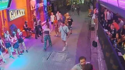 粗暴 交videos乱叫美国：惊曝美国街头突然上演恐怖事件，监控画面震惊全球！