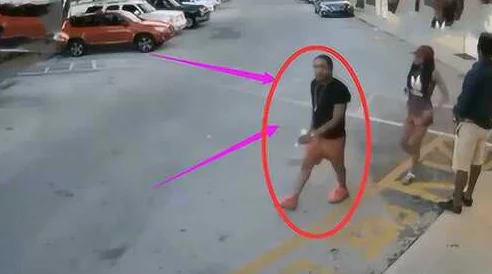 粗暴 交videos乱叫美国：惊曝美国街头突然上演恐怖事件，监控画面震惊全球！