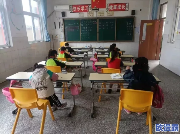 把英语委员按到桌子上抄,反映出学生对课堂管理的不满和对教师权威的挑战,背后隐含的教育问题值得关注 把英语委员按到桌子上抄,反映出学生对课堂管理的不满和对教师权威的挑战,背后隐含的教育问题值得关注