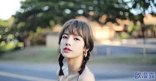 震惊！lisa全身只剩1条珍珠腰链图片曝光，网友纷纷表示难以置信！