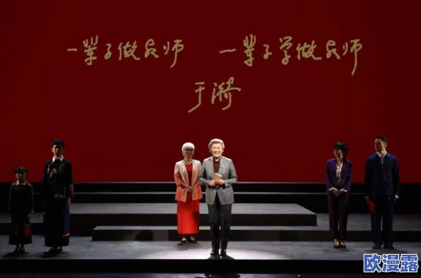 把英语老师按在讲台上抄,学生们的反应引发热议,教育方式是否需要改革? 把英语老师按在讲台上抄,学生们的反应引发热议,教育方式是否需要改革?