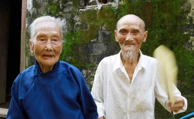 爱不释手徐大爷陈思雅：两位老人的深厚情谊与生活点滴，感动无数人心弦的故事继续发酵
