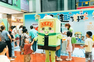 探索亲子乐趣：与孩子一同体验带玩具走路的奇妙感觉活动