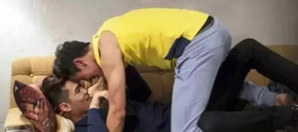 男男脱裤互靠互摸互吃，震惊众人：这场派对竟成为网络热议焦点，引发热烈讨论与关注！