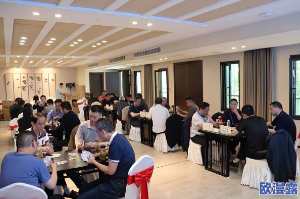 美国人打扑克又痛又叫，游戏中的紧张气氛和激烈竞争让玩家们在胜负之间感受到强烈的情绪波动与身体反应