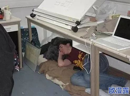 几个装修工人把我压在茶几,这种情况真是让人感到无奈和恐惧,安全意识亟需提高 几个装修工人把我压在茶几,这种情况真是让人感到无奈和恐惧,安全意识亟需提高