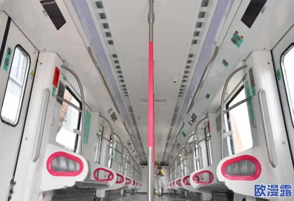 坦己一丝不挂图片引发热议，网友纷纷讨论其背后的社会意义与文化影响