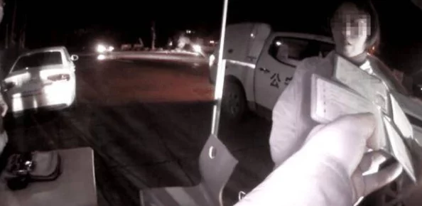 美女的被男人桶爆，震惊全城！目击者称现场一片混乱，警方迅速介入调查引发热议！