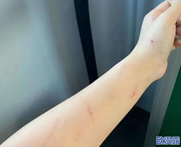 震惊！男女扒衣亲吻亲胸视频曝光，引发网友热议与讨论，背后真相令人意想不到！