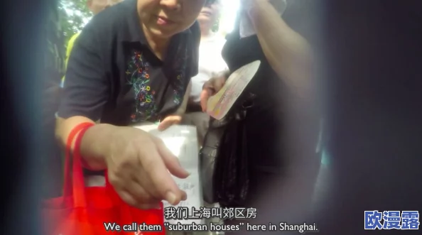 震惊！美女露出让男生揉视频引发热议，网友纷纷讨论背后的故事与影响，真相令人意外！