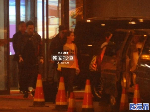 红领巾吃瓜网：某知名明星被拍到与神秘人士深夜约会，疑似恋情曝光引发热议！