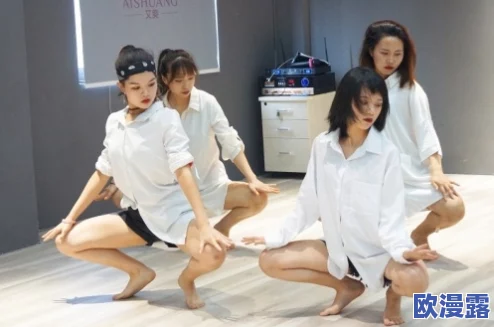 女教师-脱-了-内-裤-让我爽，课堂上的禁忌与欲望交织的心理分析与社会影响研究