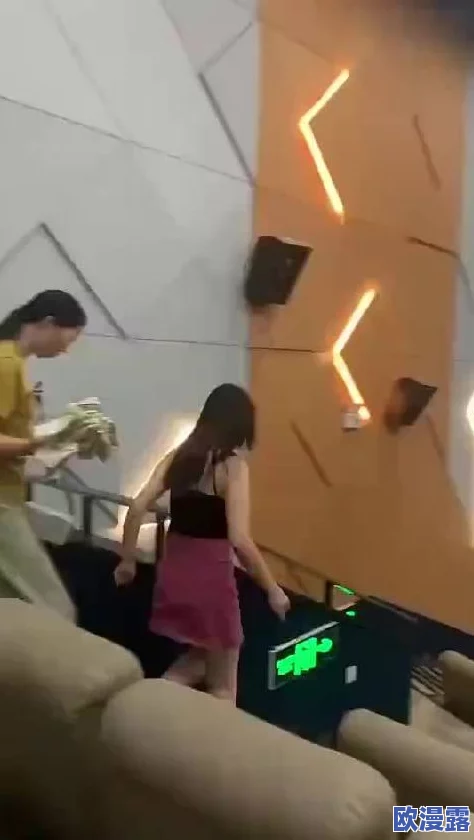 性生活电影院：惊现不雅视频播放，观众目睹尴尬场面引发全场哗然！