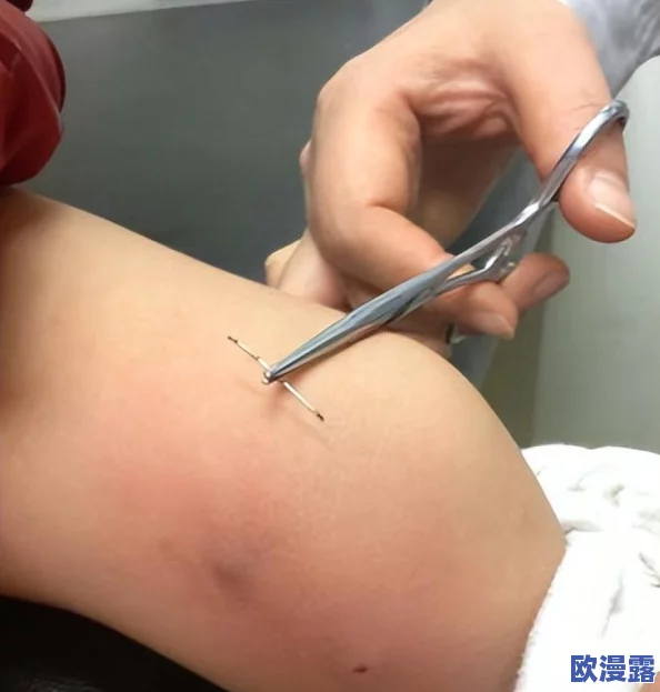 震惊！美女扒开屁股让男人捅，现场画面引发热议，网友纷纷评论：这到底是怎样的场景？