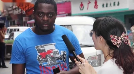 黑人两根硕大一起挤进，震惊全场的瞬间引发热议，网友纷纷表示难以置信！