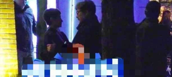 双男一女的三人组合，竟然在舞台上引发全场热议，背后故事让人瞠目结舌！