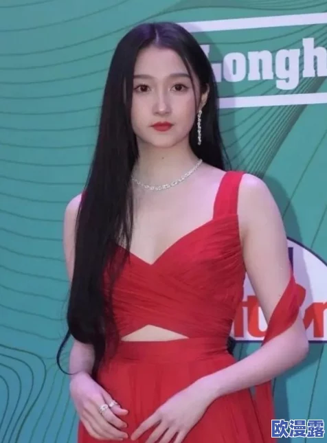小小拗女性BBW：网友曝光她私下真实身材，疑似整容丰胸引发争议