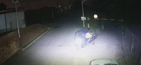 男女午夜爽爽,惊现神秘事件:街头突发奇怪光芒,目击者纷纷逃离现场! 男女午夜爽爽,惊现神秘事件:街头突发奇怪光芒,目击者纷纷逃离现场!
