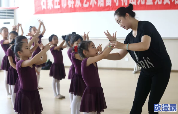张婉莹暑假作业：传闻她在家中秘密练习舞蹈，竟然为新剧角色做准备，引发网友热议！