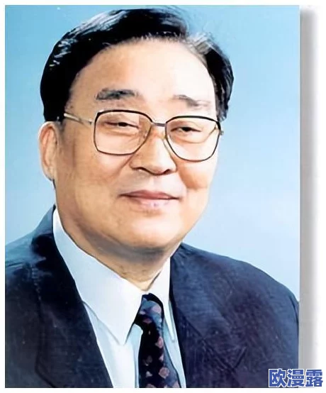 为升职请银行行长到家吃饭，这一举动引发了对职场人际关系和潜规则的广泛讨论，反映出在职场中升迁背后的复杂因素