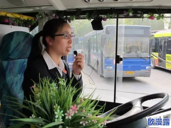 售票员用身体量尺寸坐公交车20,乘客目击后惊呼:居然可以这样搞定公交乘坐! 售票员用身体量尺寸坐公交车20,乘客目击后惊呼:居然可以这样搞定公交乘坐!