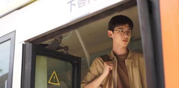 二丫坐铁匠身上，网友热议：这段情感背后隐藏着怎样的故事与人生哲理？