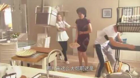 我和公gong在厨房啪啪，竟然引发了邻居们的围观，社交媒体上热议不断！