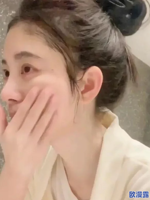 一边揉胸一边摸下边的视频引发热议，网友们纷纷讨论其背后的社会现象与文化影响