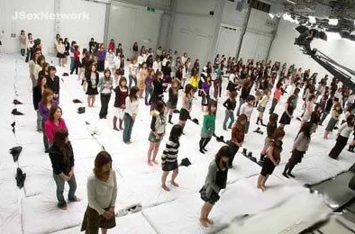 震惊!日本仓库集体肉交视频曝光,令人难以置信的场景引发广泛关注与讨论! 震惊!日本仓库集体肉交视频曝光,令人难以置信的场景引发广泛关注与讨论!