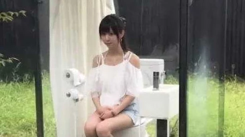 超清厕所tp漂亮美眉们嘘嘘，社交媒体热议新潮流，网友纷纷分享独特体验与趣味视频，引发广泛关注与讨论