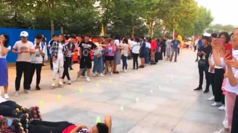 四川人姓交大比赛，惊现千人参与创吉尼斯纪录，盛况空前引发热议！