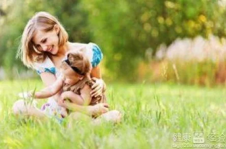 一个小孩子和妈妈萝卜(黄):探索孩子与母亲之间爱的象征与自然教育的重要性 一个小孩子和妈妈萝卜(黄):探索孩子与母亲之间爱的象征与自然教育的重要性