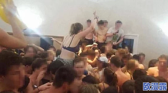 男人撕开美女胸罩狂欢,现场目击者称气氛火爆引发热议,社交媒体上讨论不断,事件背后隐藏的社会问题引人深思 男人撕开美女胸罩狂欢,现场目击者称气氛火爆引发热议,社交媒体上讨论不断,事件背后隐藏的社会问题引人深思