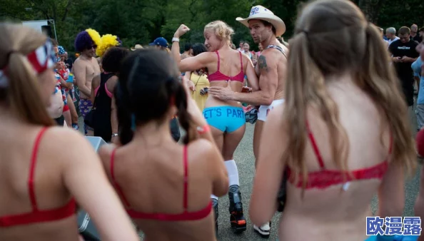 男人撕开美女胸罩狂欢,现场目击者称气氛火爆引发热议,社交媒体上讨论不断,事件背后隐藏的社会问题引人深思 男人撕开美女胸罩狂欢,现场目击者称气氛火爆引发热议,社交媒体上讨论不断,事件背后隐藏的社会问题引人深思