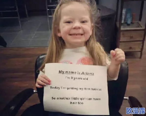 一小孩半夜喂女孩吃，家长发现后感到惊讶，原来是出于善良的本能与友谊的表现