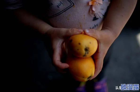 一小孩半夜给女孩吃枇杷，温暖瞬间引发邻里热议，感动无数人心弦的善举传递爱与关怀