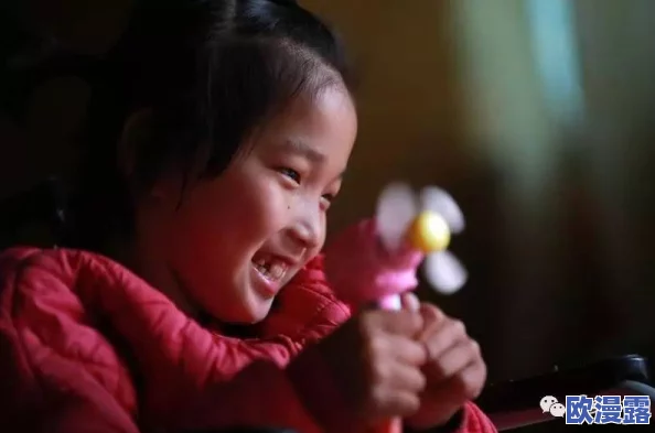 一小孩半夜给女孩吃枇杷，温暖瞬间引发邻里热议，感动无数人心弦的善举传递爱与关怀