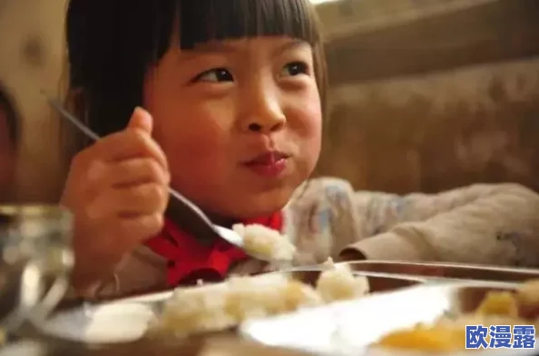 一小孩半夜给女孩吃枇杷，温暖瞬间引发邻里热议，感动无数人心弦的善举传递爱与关怀