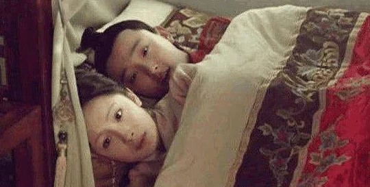 公与淫两个荡乱：近期社会风波引发对公共道德与个人行为界限的广泛讨论，专家呼吁重视教育与法律的结合