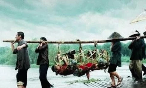 公与淫两个荡乱：近期社会风波引发对公共道德与个人行为界限的广泛讨论，专家呼吁重视教育与法律的结合