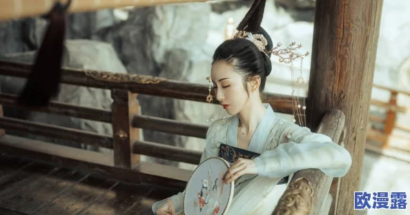 黄蓉在青楼被四个龟奴围攻，网友热议：这场戏码背后隐藏的真相与情感纠葛引发关注