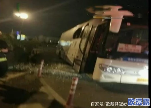 yingdan大巴车＂突遇神秘事故，乘客惊慌逃生，现场画面令人震惊！