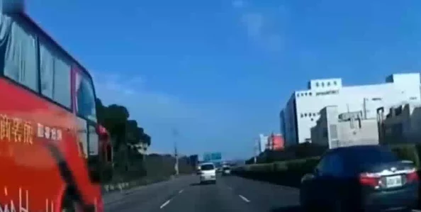 yingdan大巴车＂突遇神秘事故，乘客惊慌逃生，现场画面令人震惊！