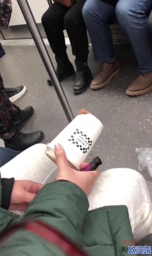 偷拍沟厕撒尿大屁股撅起来，警方介入调查引发社会广泛关注与讨论