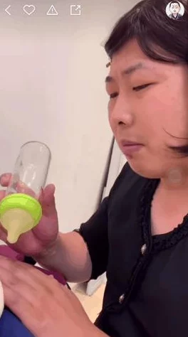 一边下奶一吃敷视频60分钟，分享母乳喂养与美食的完美结合，助力新手妈妈轻松应对育儿挑战
