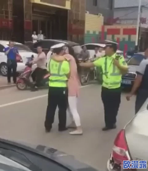 强吻扒衣吻胸摸下面，警方介入调查事件引发社会广泛关注与讨论，呼吁加强对性侵害行为的法律惩罚力度