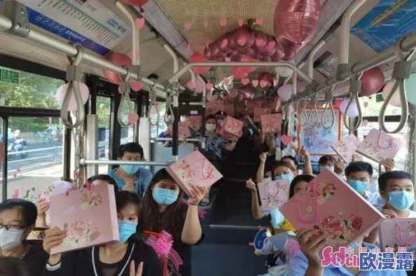 在公交车上被 的最深的一天:一位乘客的心灵旅程与意外邂逅,感受生活中的温暖与孤独交织的瞬间 在公交车上被 的最深的一天:一位乘客的心灵旅程与意外邂逅,感受生活中的温暖与孤独交织的瞬间