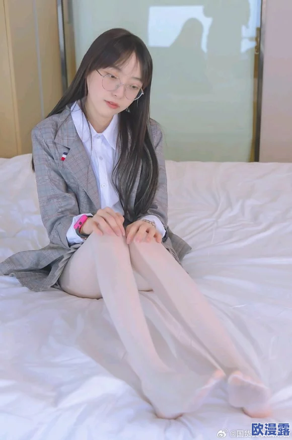 小仙女白丝扒开腿，展现优雅气质与迷人风采，引发网友热议与讨论，成为社交媒体新焦点